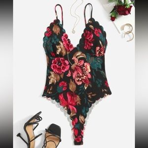 SHEIN Felegant Plus Floral Print Scallop Trim Cami Bodysuit